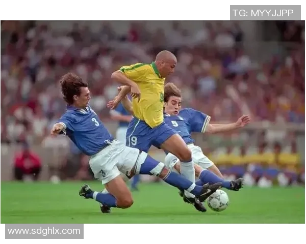 花样足球球星的精彩瞬间与技术魅力探索：掌握技巧背后的故事与成就