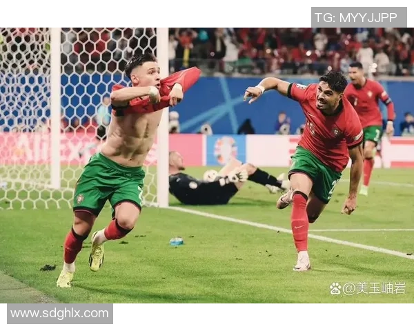 足球巨星珍藏室探秘：穿越绿茵岁月的荣耀与梦想